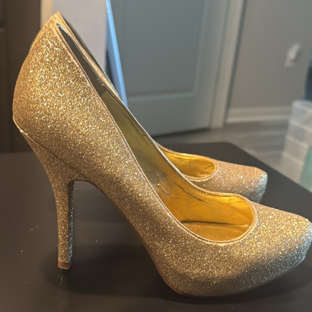 Guess Gold Glitter High Heel Closed Toe Pump Size 8M
